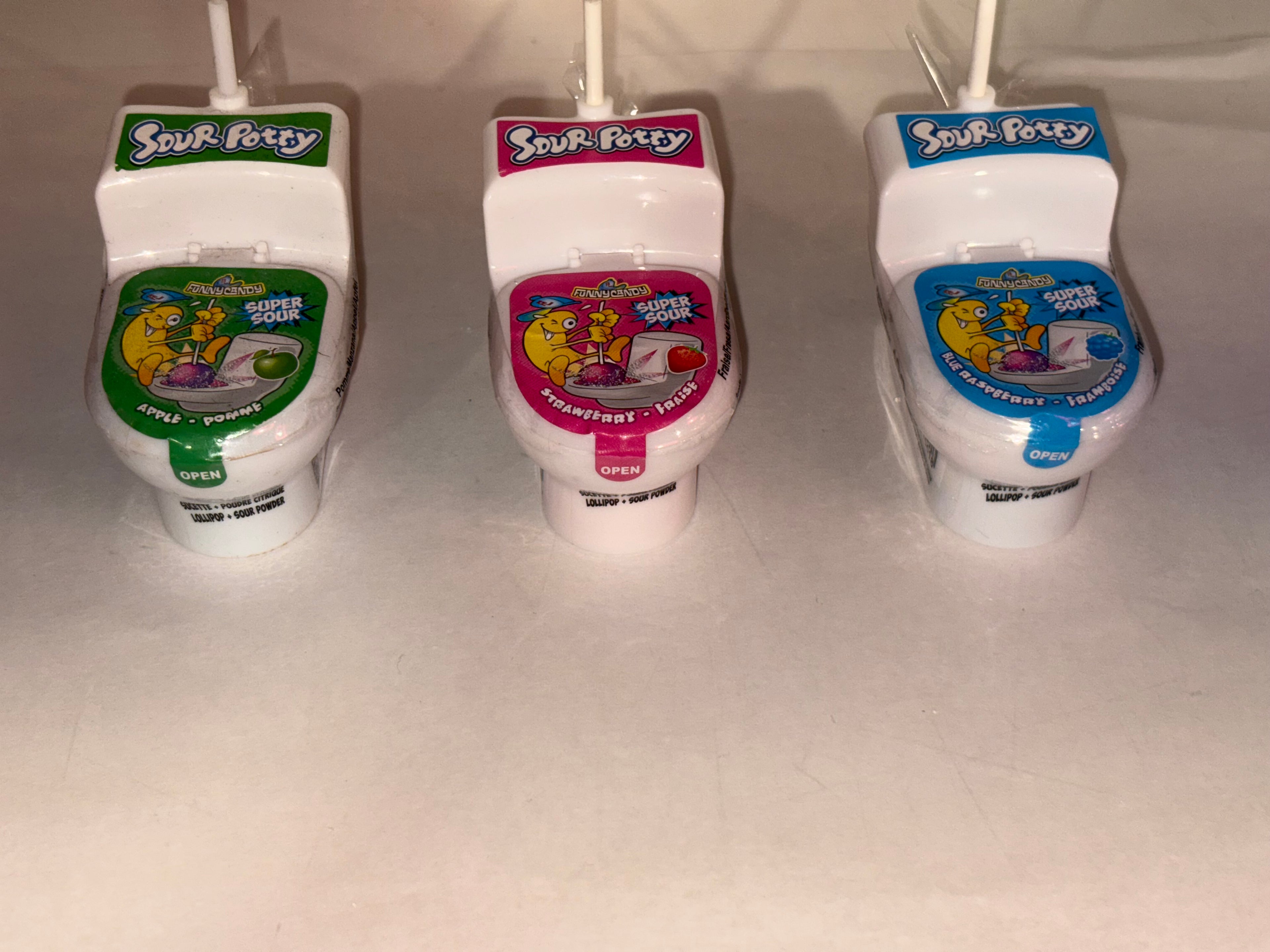 Toilette sucette avec de la poudre acide coca,fraise,pomme,framboise
