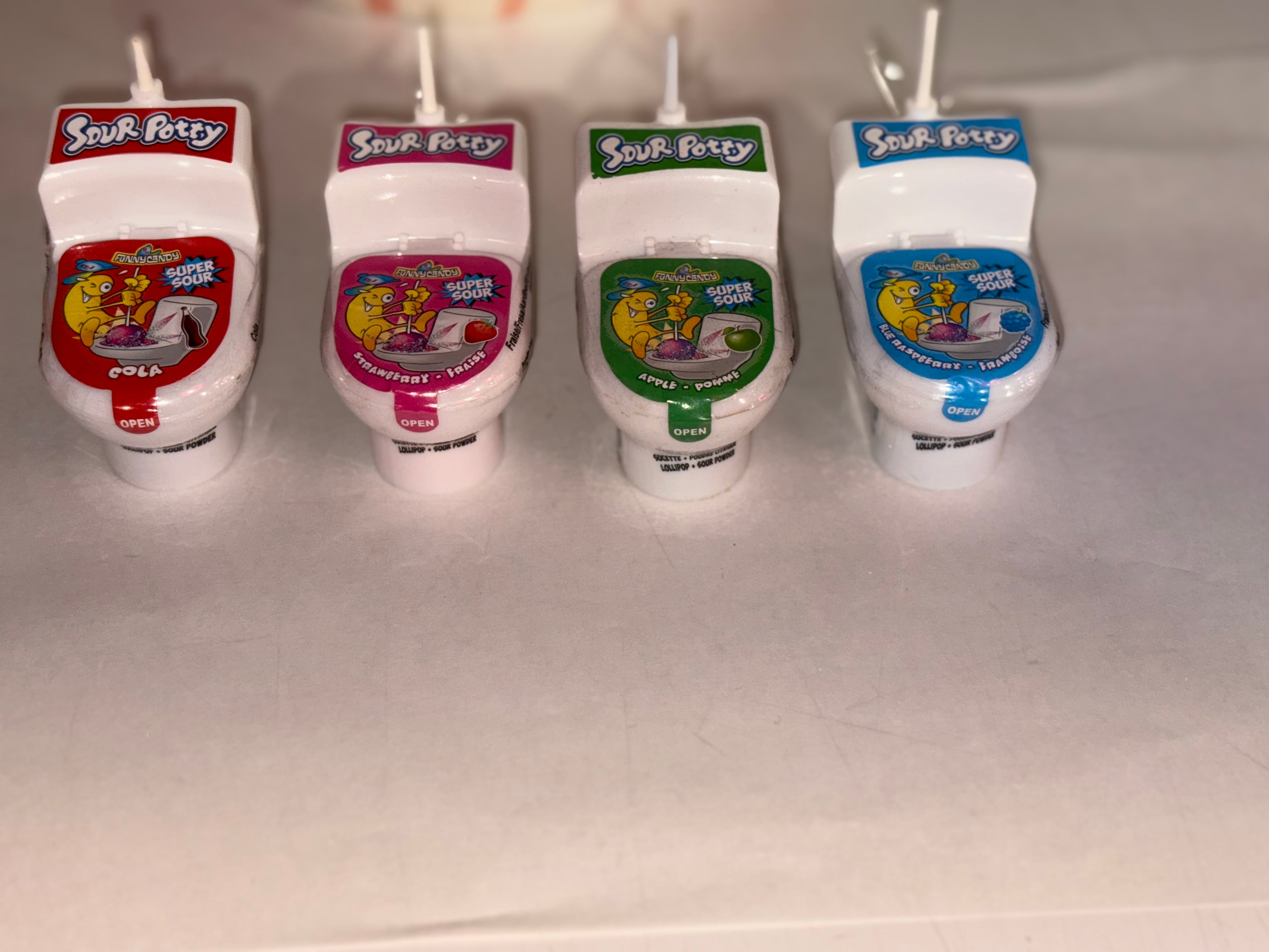 Toilette sucette avec de la poudre acide coca,fraise,pomme,framboise